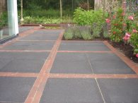 Prachtige tuin met stijlvolle tegels