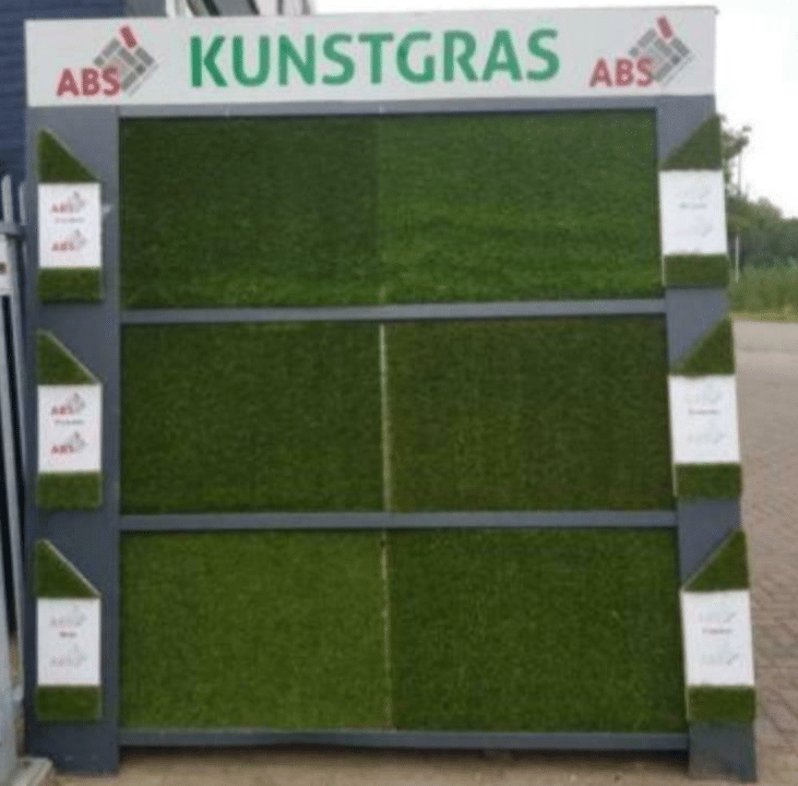 Displaystandaard van ABS Sierbestrating met verschillende soorten kunstgras naast elkaar